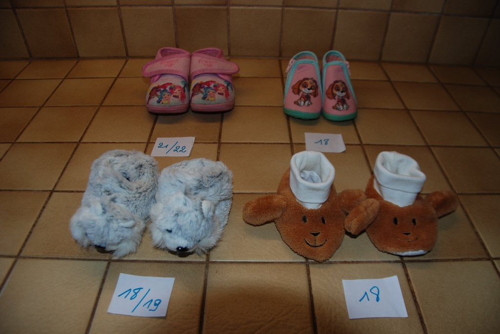 Set pantoffels voor meisjes - Verschillende maten voor €2, Slofjes, Meisje, Ophalen of Verzenden, Zo goed als nieuw