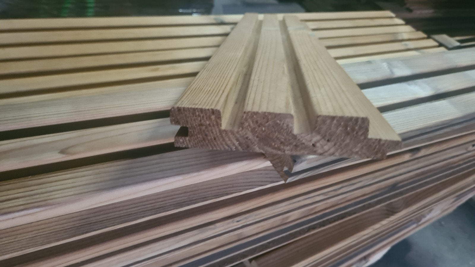 RESTPARTIJ THERMOWOOD – TRIPLE BLOKPROFIEL 26 MM –  7,6 M², Ophalen, Planken