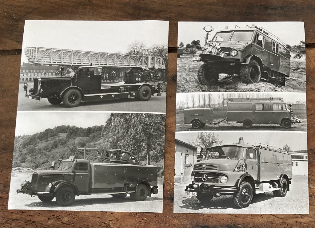 2 Foto's, recentere prints Brandweerwagen ( UNIMOG) MERCEDES, Verzenden, Zo goed als nieuw, Auto's