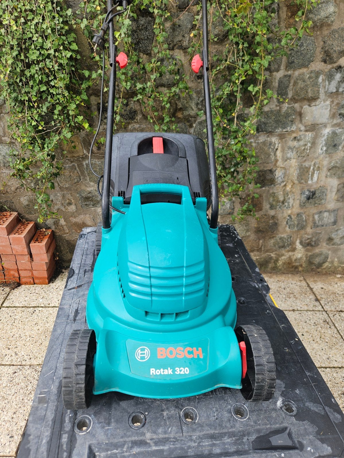 Tondeuse électrique,  Bosch Rotak 320, Comme neuf, 30 à 39 cm, Enlèvement, Bac de ramassage