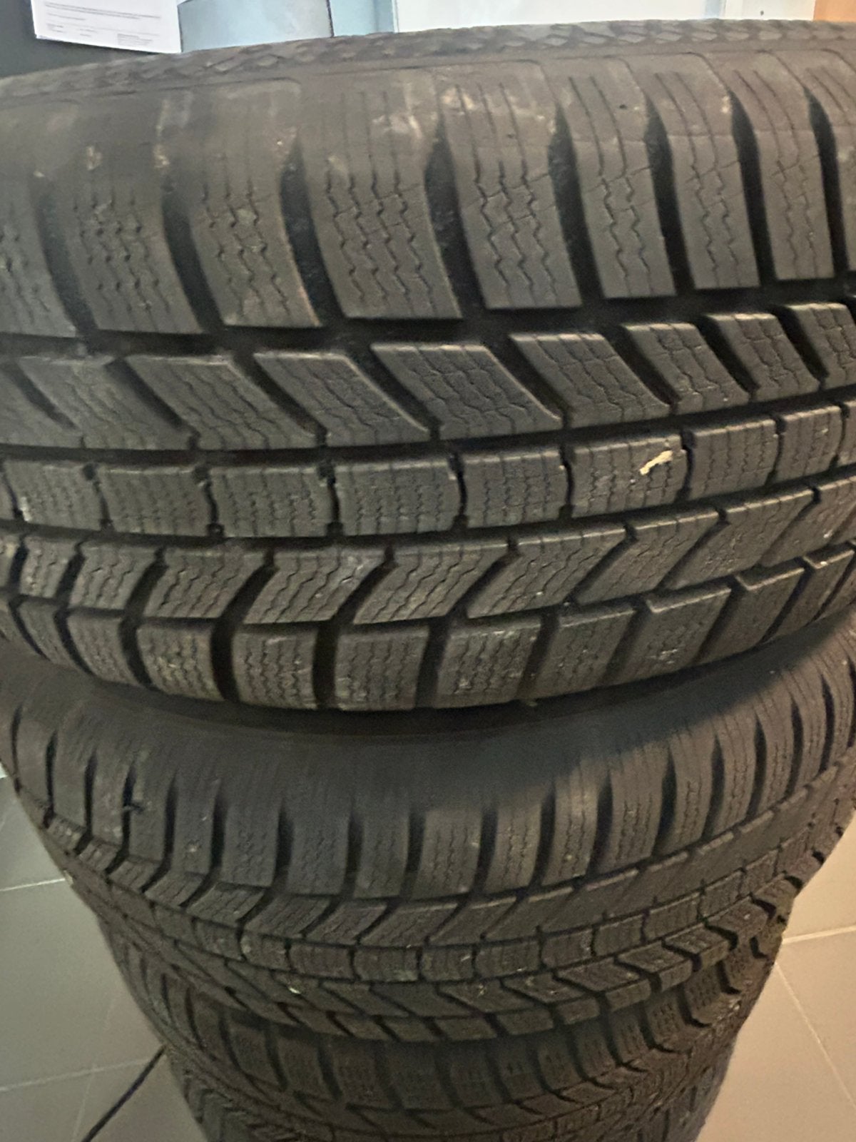 vendre 4 pneus hiver en bon etat, Enlèvement, Utilisé