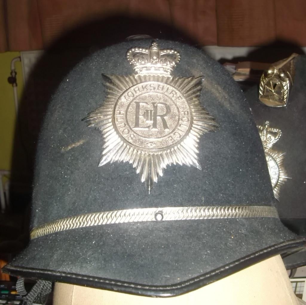 casque police British South Yorkshire Police Bobby Helmet, Verzamelen, Verzenden, Rijkswacht, Helm of Baret