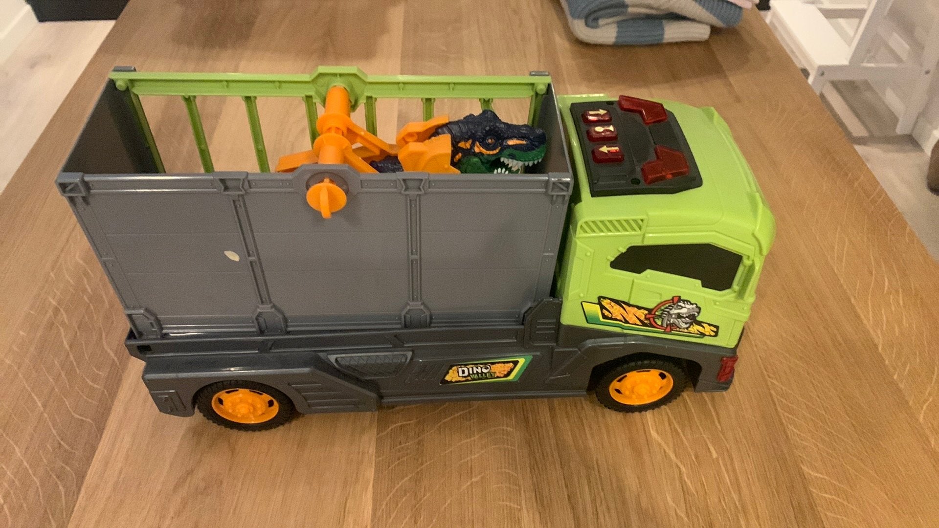 Dino Valley Dino Transportcamion met kooi, licht en geluid, Enfants & Bébés, Jouets | Véhicules en jouets, Enlèvement, Comme neuf