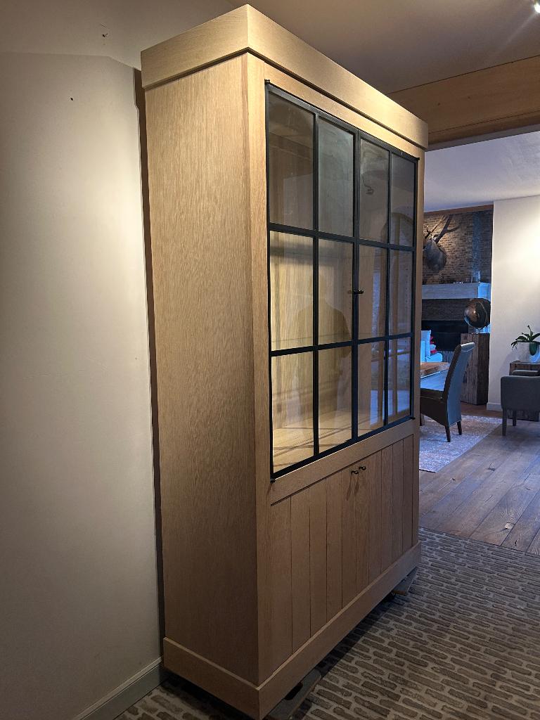 Massief eiken buffetkast(met binnenverlichting) - nieuwstaat, Huis en Inrichting, Ophalen, Met plank(en), 100 tot 150 cm, Glas