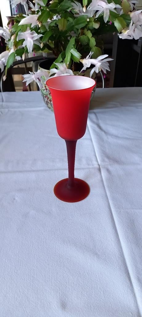 Petit vase.fin., Enlèvement ou Envoi, Comme neuf, Rouge, Verre