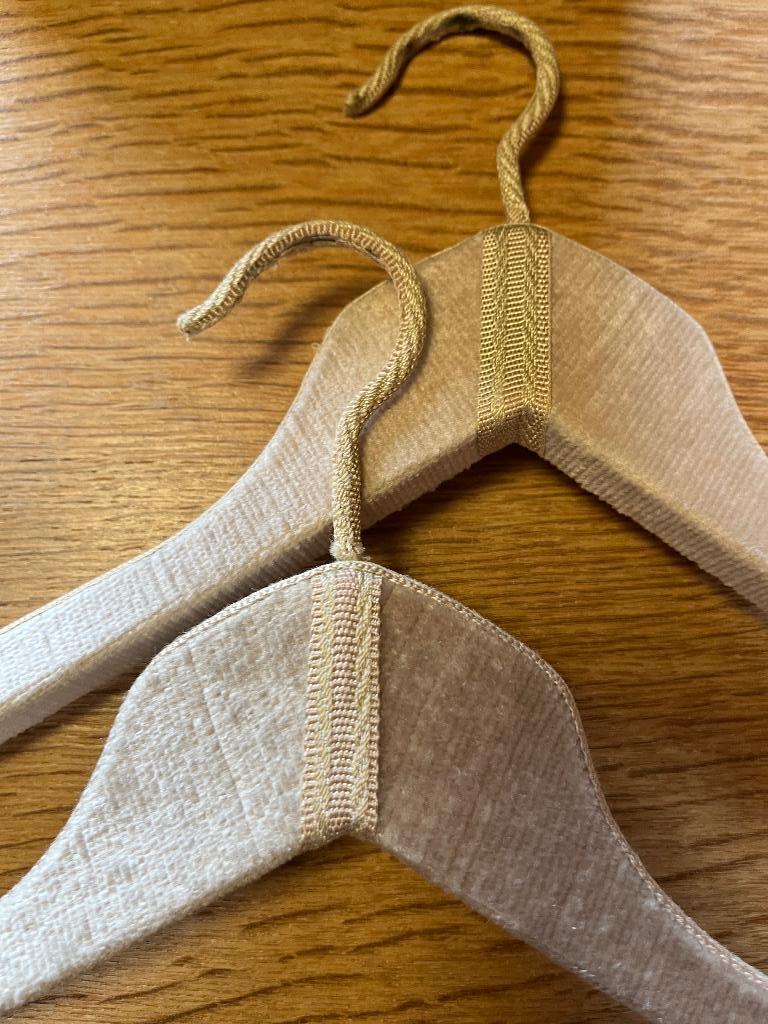 2 fluwelen kleerhangers - kapstokken, Ophalen of Verzenden