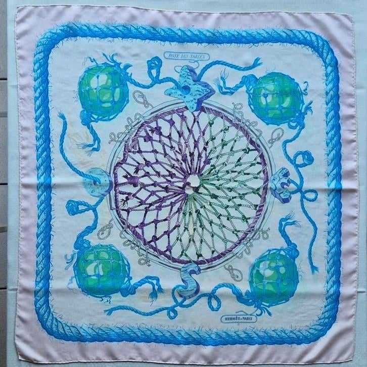 Foulard carré vintage Hermès 100 % soie, Enlèvement ou Envoi, Comme neuf, Écharpe