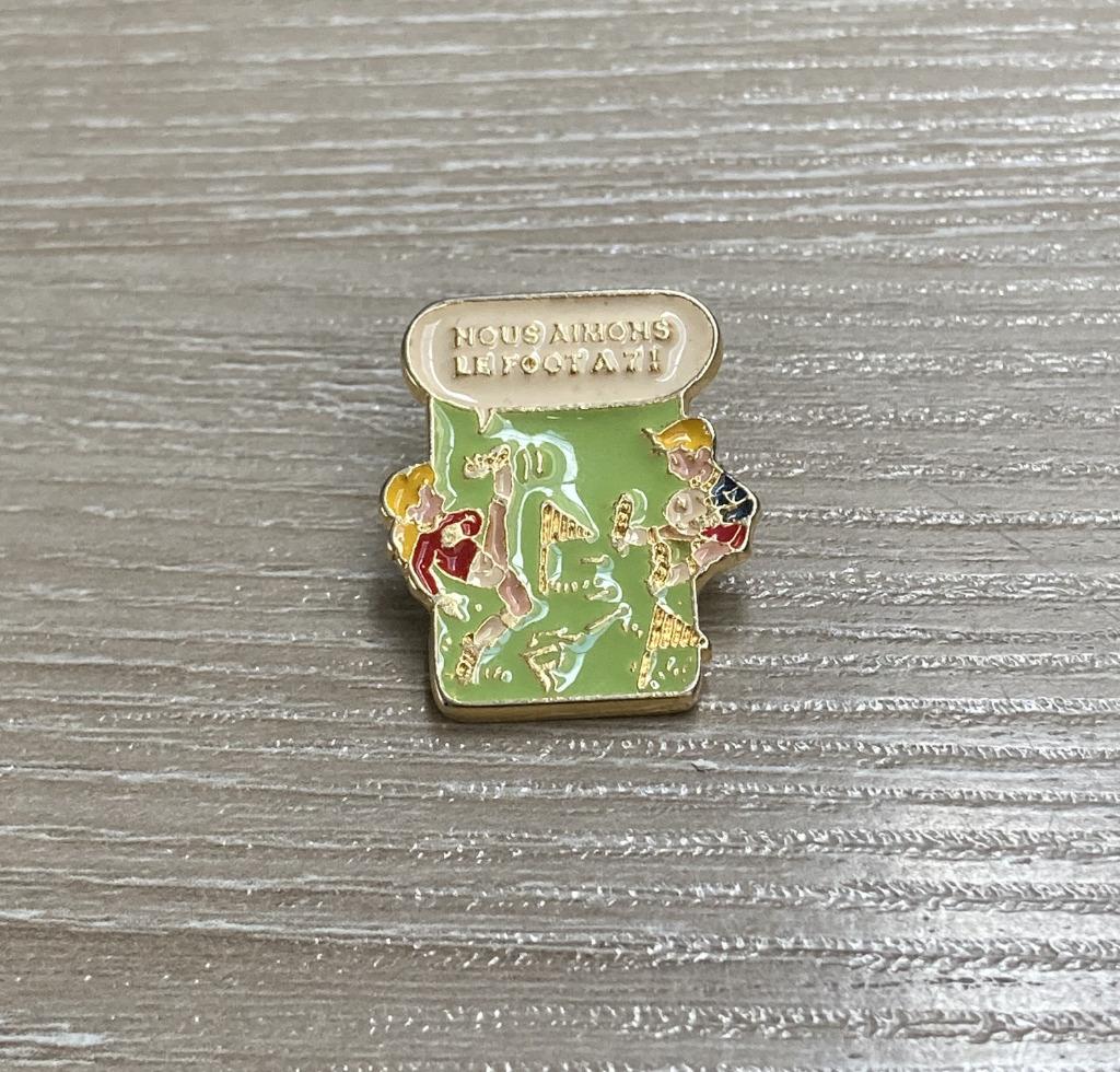 PIN - NOUS AIMONS LE FOOT - FOOTBALL - VOETBAL, Envoi, Utilisé, Sport, Insigne ou Pin's