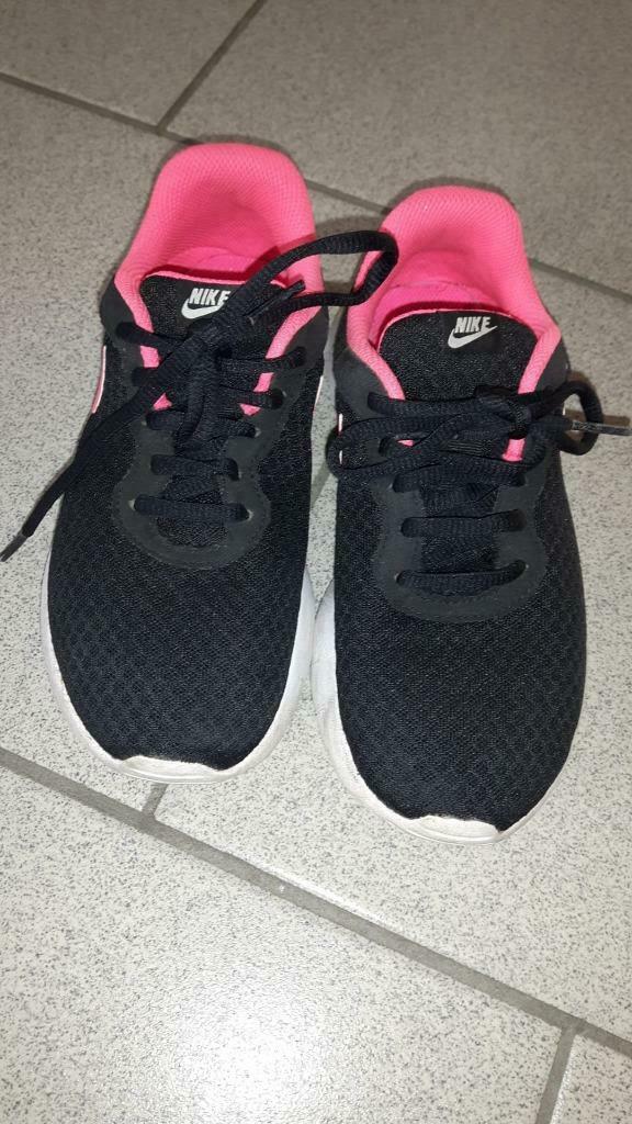Nike: baskets fille - pointure 35, Enfants & Bébés, Comme neuf, Enlèvement, Chaussures de sport, Nike