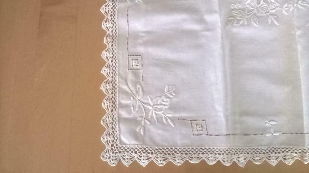 1 nappe carrée artisanale, brodée, et 4 serviettes assorties, Enlèvement ou Envoi, Neuf, Blanc, Nappe ou Toile cirée