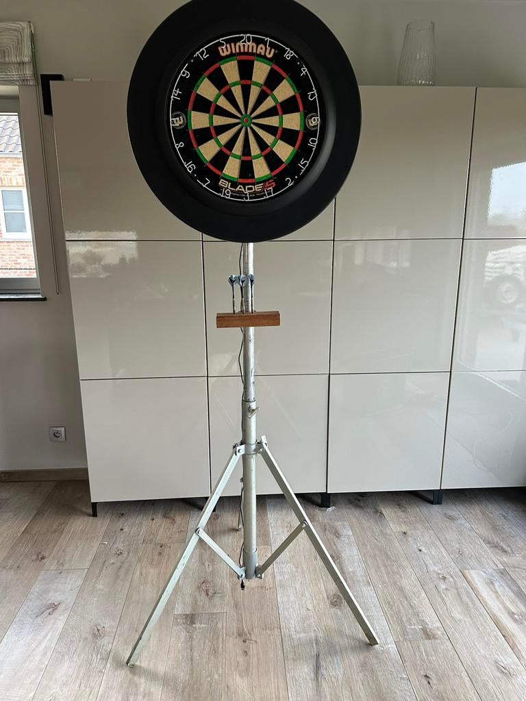 Darts op stabiele statief amper gebruikt. Met verlichting., Sport en Fitness, Ophalen, Zo goed als nieuw, Dartbord met pijlen