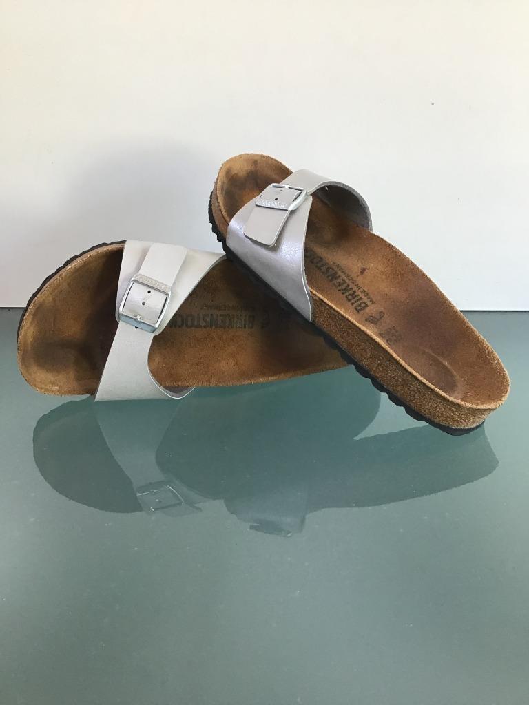 Gratis Verzenden | Birkenstock zilveren slippers 37, Kleding | Dames, Schoenen, Slippers, Overige kleuren, Verzenden, Zo goed als nieuw