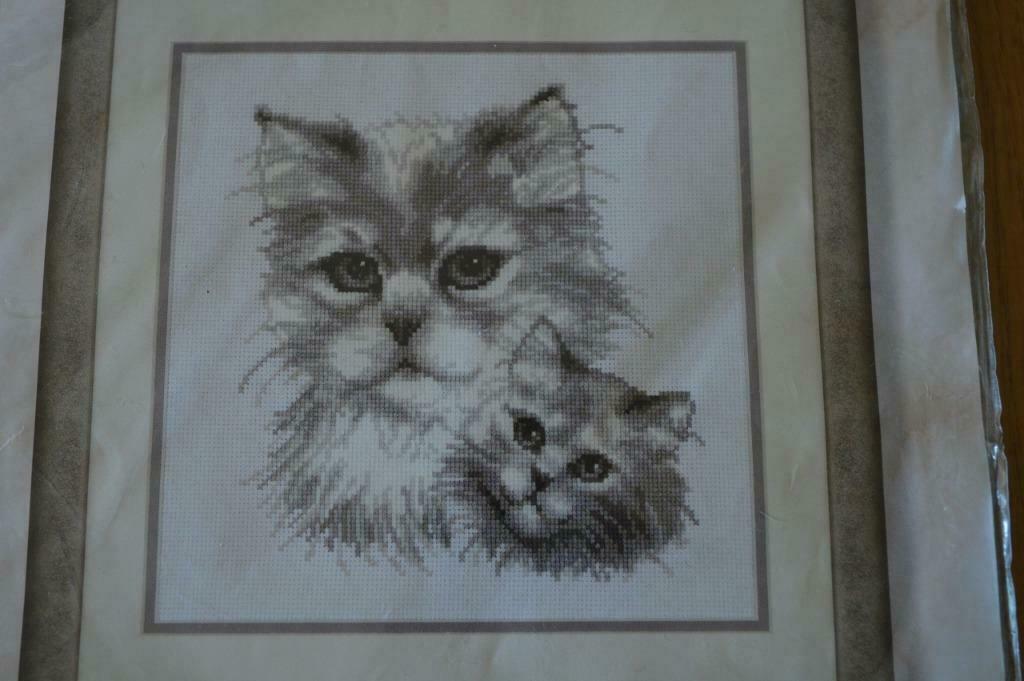 DMC Vervaco poeslief in grijs 23 x 23 cm compleet pakket, Ophalen of Verzenden, Zo goed als nieuw, Handborduren, Borduurpakket