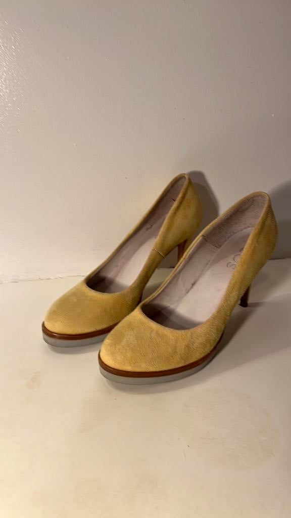 Gele pumps merk Cos maat 39, Neuf, Escarpins, Jaune, Enlèvement ou Envoi