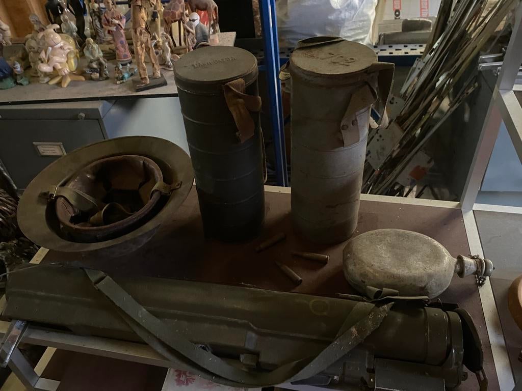 Lot Militaria, masker, helm, Bazooka, waterfles, kratten, Verzamelen, Ophalen, Landmacht, Overige typen