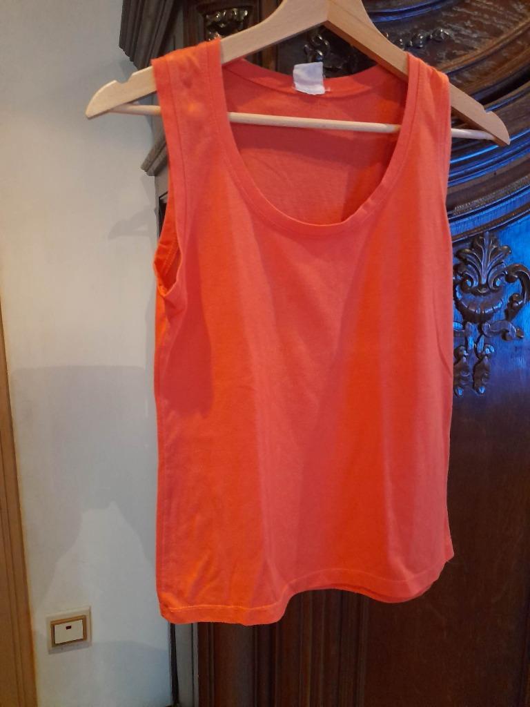 Mouwloze dames T-sirt in kleur abrikoos M, Overige kleuren, Ophalen of Verzenden, Zonder mouw, Gedragen
