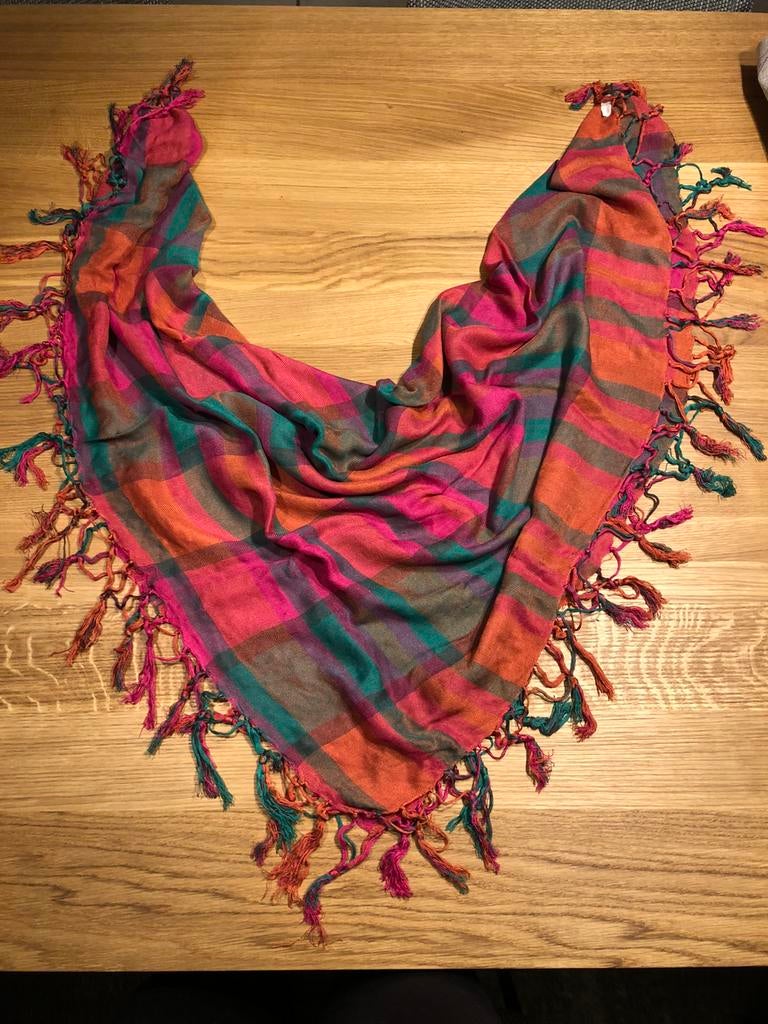 Foulard coloré à franges (carré plissé en triangle), Enlèvement ou Envoi, Comme neuf, Écharpe