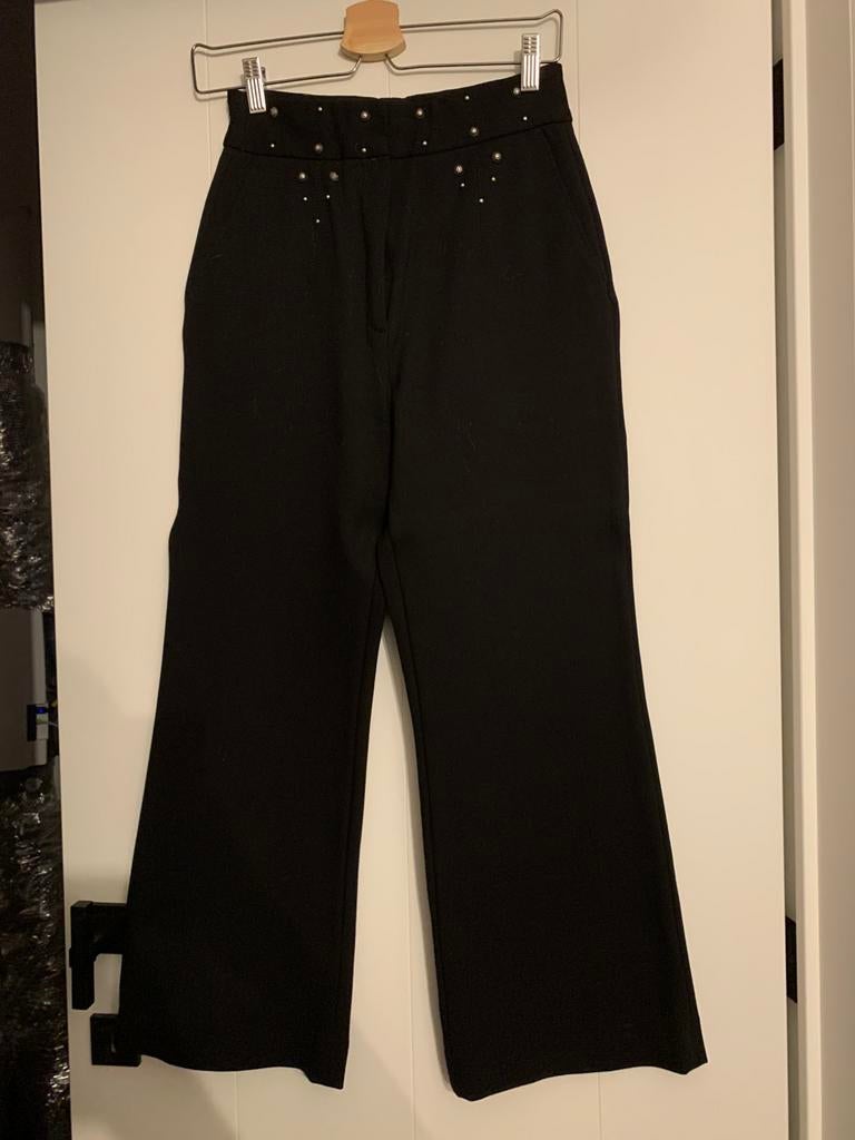 Stijlvolle geklede broek Sandro met zilveren applicaties 36, Kleding | Dames, Broeken en Pantalons, Ophalen of Verzenden, Zo goed als nieuw