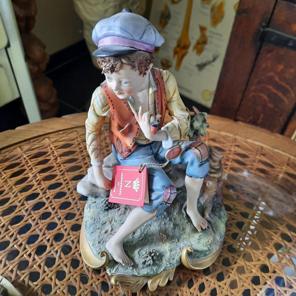 Beeldje in porselein.  Zeer fijn afgewerkt . 30 euro ., Ophalen of Verzenden