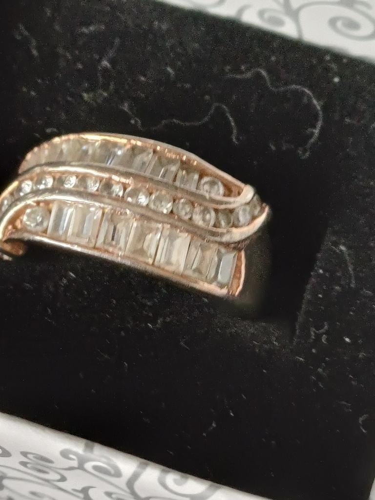 Très belle bague en argent de couleur rose avec pierres, Enlèvement