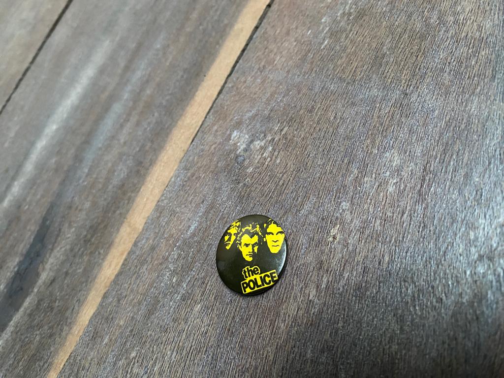 The Police mini badge 25mm noir jaune vintage ’70s US, Envoi, Utilisé, Autres sujets/thèmes, Insigne ou Pin's