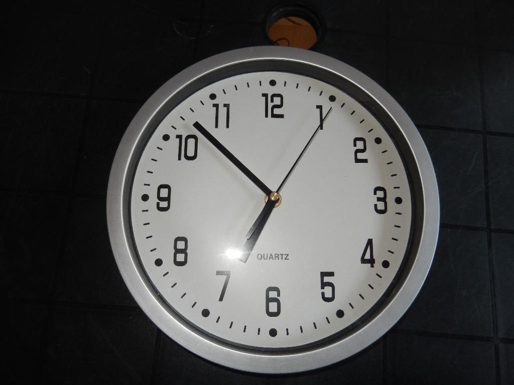 RONDE QUARTZ HORLOGE, Ophalen of Verzenden, Zo goed als nieuw, Wandklok