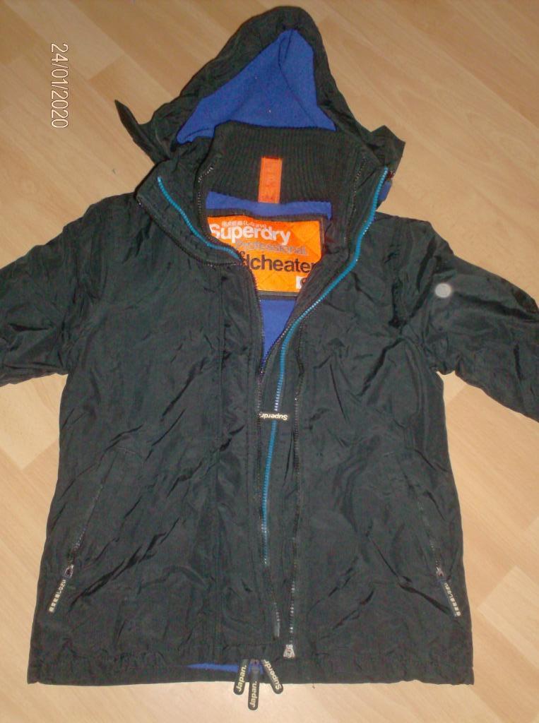 JAS ZWART MERK SUPERDRY – MAAT S = XS 2 RITSEN AAN JAS, Zwart, Ophalen of Verzenden, Gedragen, Maat 46 (S) of kleiner