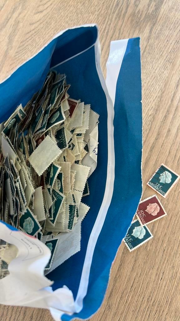 Lot 2 postzegels nederland 10 en 12 cent, Ophalen of Verzenden
