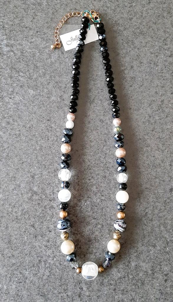 Te koop:Elegante zwart/ wit ketting met goudkleurige details, Bijoux, Sacs & Beauté, Colliers, Neuf, Pierre ou Minéral, Noir, Enlèvement