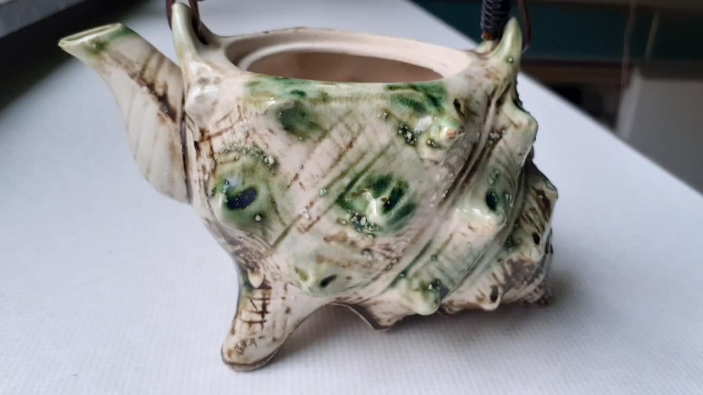 Oud porseleinen theepotje in schelpvorm., Ophalen