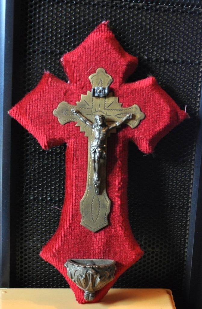 crucifix benitier mural laiton bois et velours, Enlèvement ou Envoi