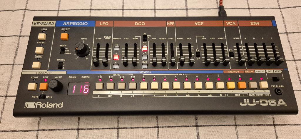 Roland Ju06A synthesizer, Musique & Instruments, Enlèvement ou Envoi, Comme neuf, Autres nombres, Roland