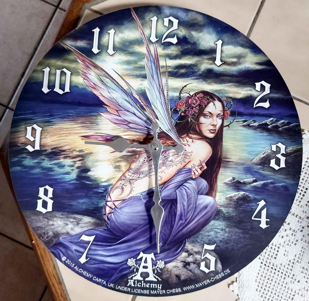 Horloge murale - Fée gothique, Maison & Meubles, Enlèvement, Comme neuf, Horloge murale