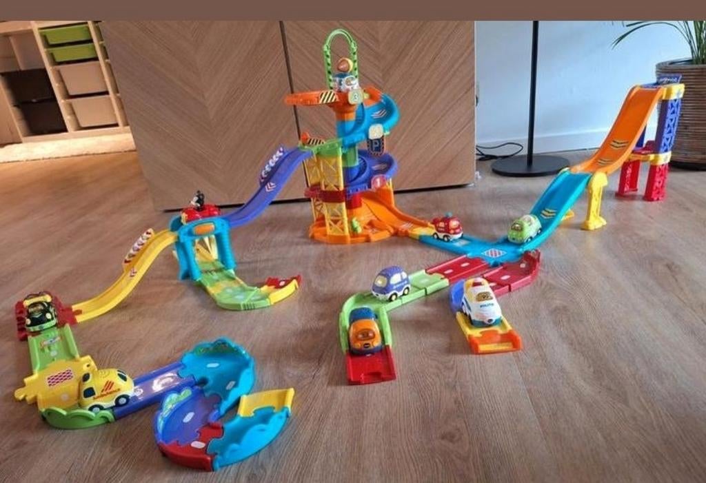 Garage tout-terrain VTech et plus encore, dont 7 voitures !, Enlèvement, Comme neuf