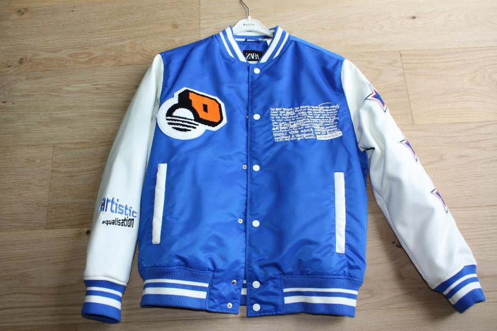 Nieuw: Stoere blauwe jas met witte mouwen, maat S, Zara, Blauw, Nieuw, Ophalen of Verzenden