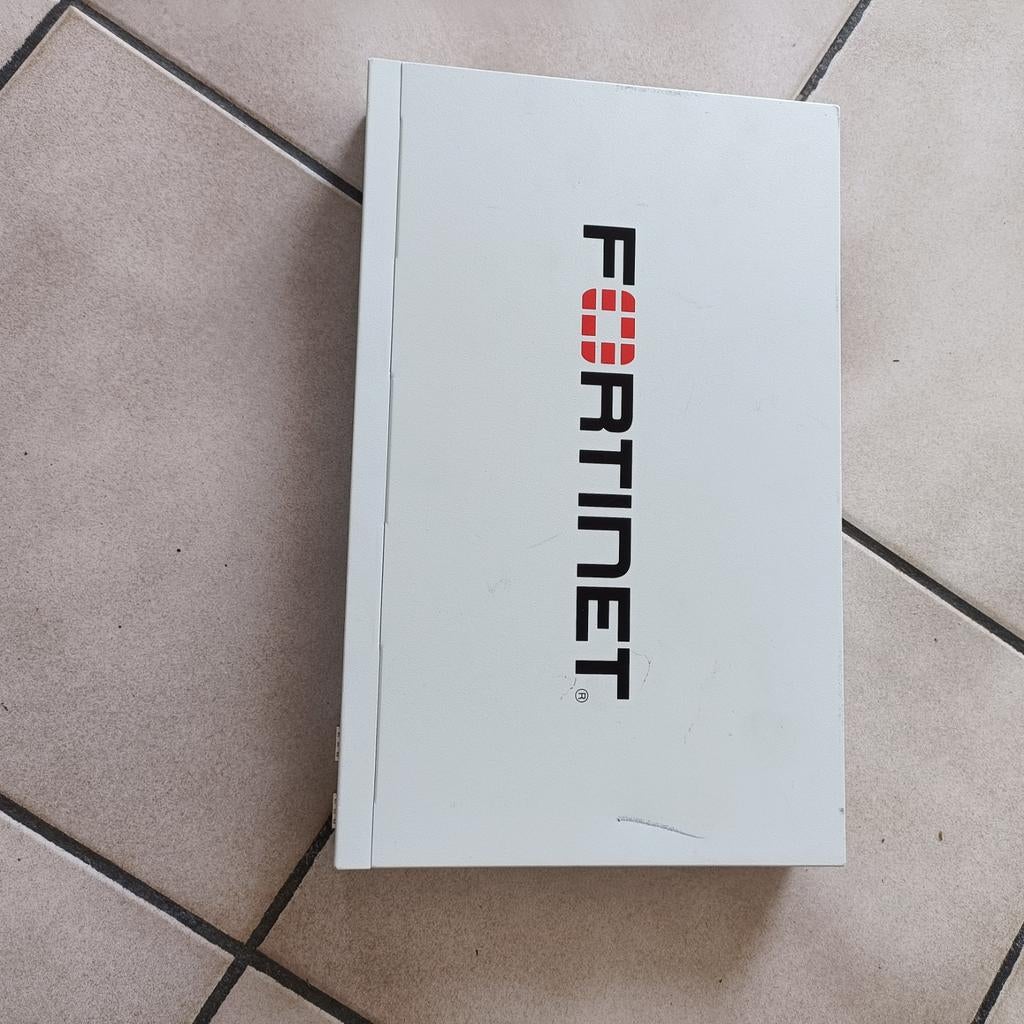 Fortinet Netwerkswitch, Informatique & Logiciels, Commutateurs réseau, Enlèvement, Comme neuf