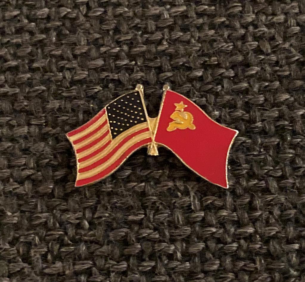 PIN - VLAG - DRAPEAU - FLAG - AMERIKA - RUSLAND - USA - USSR, Verzenden, Gebruikt, Stad of Land, Speldje of Pin