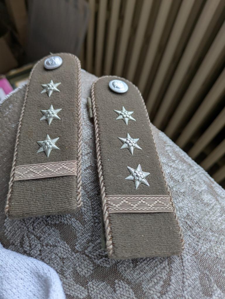 Koppel schouderstukken, Verzamelen, Militaria | Algemeen, Ophalen of Verzenden, Landmacht, Embleem of Badge