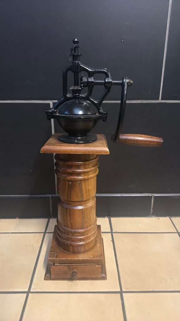 Koffiemolen hoog model zwaar in hout en ijzer, Ophalen