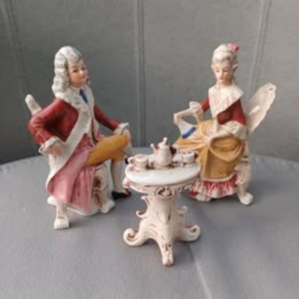 Scène galante en porcelaine polychrome, Enlèvement