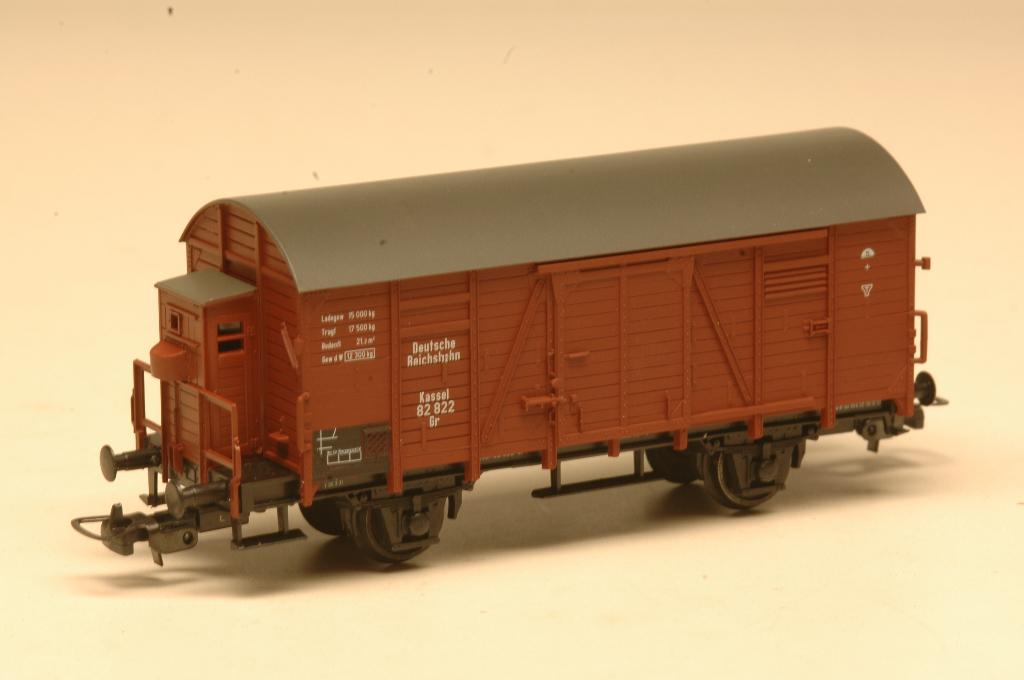 PIKO 54040 gesloten goederenwagen DR met remmershuis., Hobby en Vrije tijd, Gelijkstroom of Wisselstroom, Wagon, Zo goed als nieuw