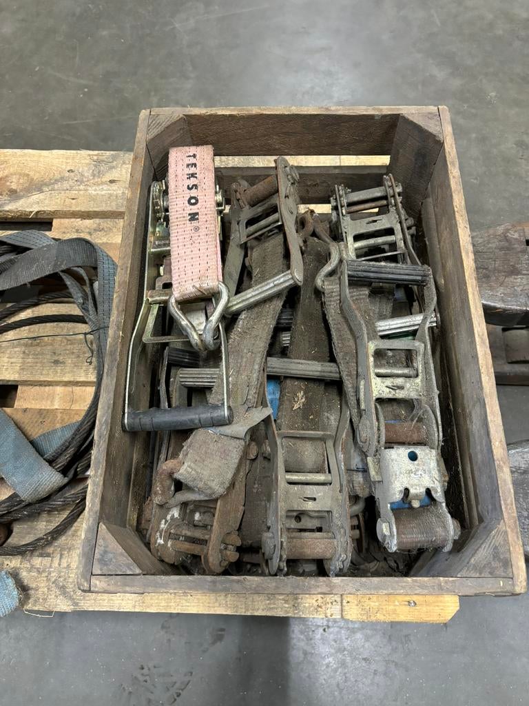 Kist met 20 zware spanband ratels 5 ton, Ophalen