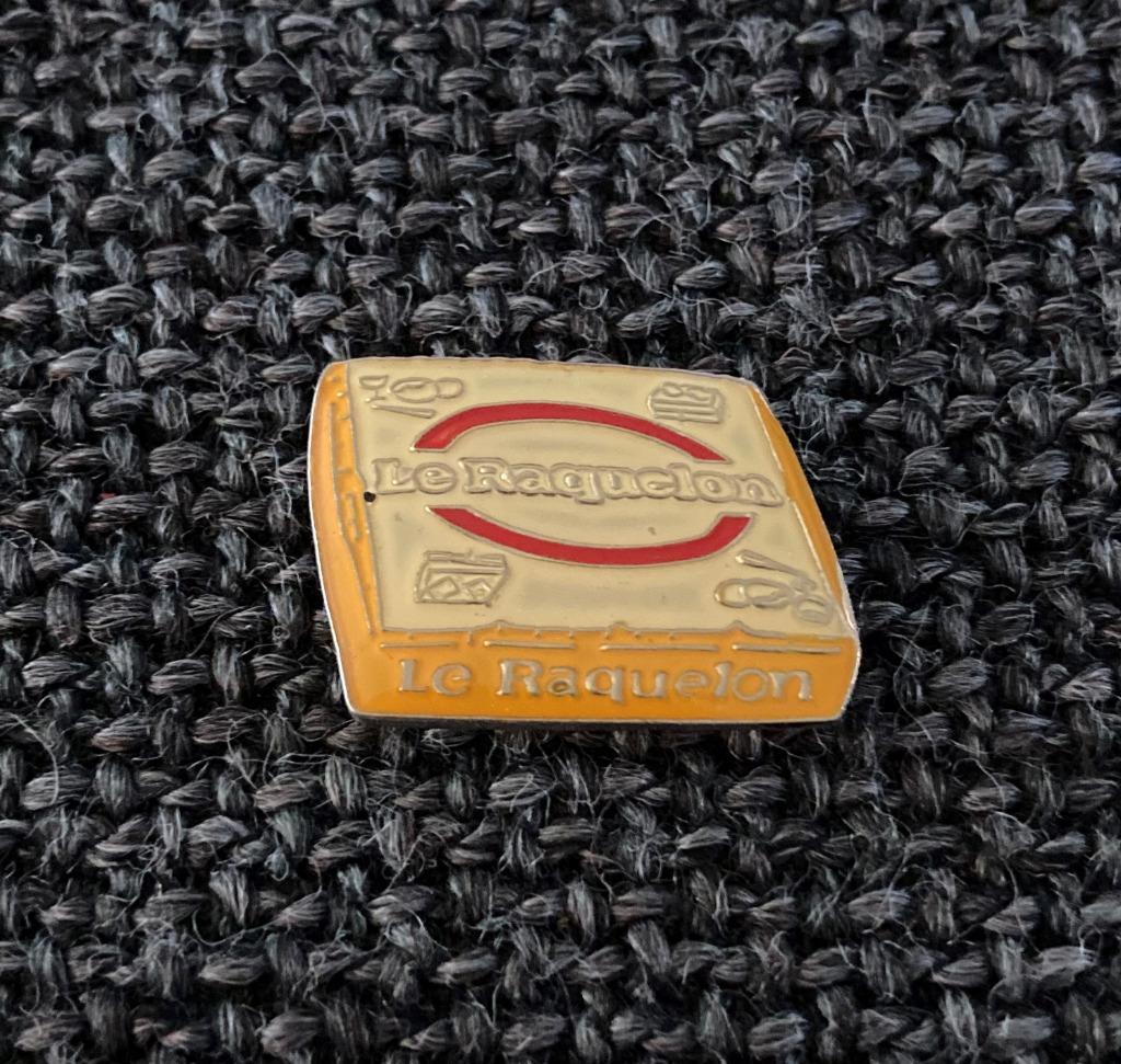 PIN - LE RAQUELON - KAAS - FROMAGE - RACLETTE, Envoi, Utilisé, Marque, Insigne ou Pin's