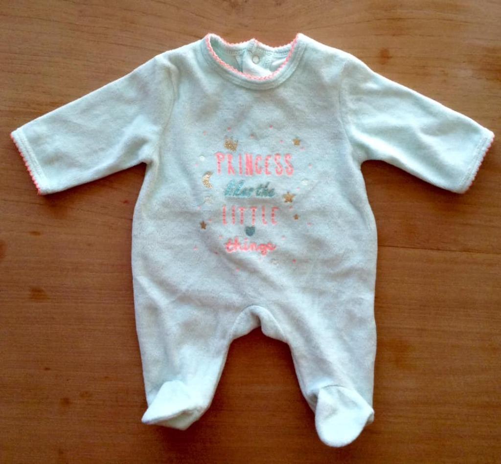 Pyjama en velours 1 mois/52-55 cm, Kiabi, Enlèvement ou Envoi, Comme neuf, Vêtements de nuit ou Sous-vêtements