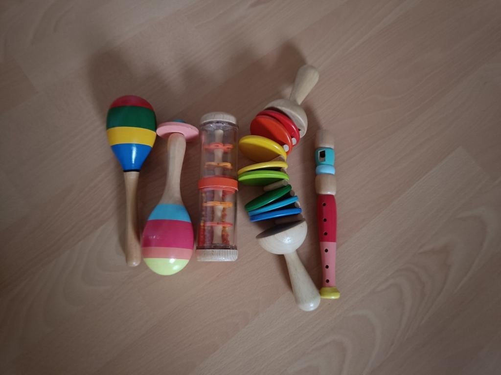 Muziekinstrumenten en hamerbankje, Ophalen
