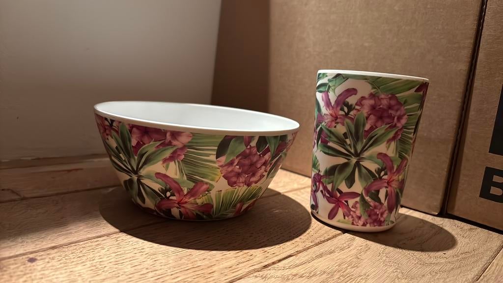 Plastieken kommetje en beker met bloern, Ophalen