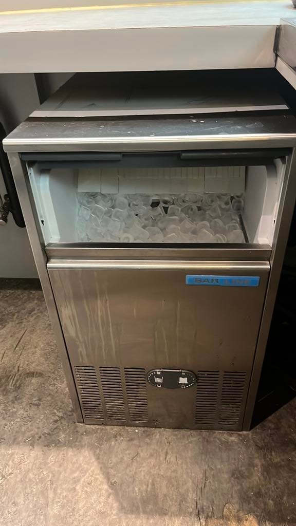 Ijblokjes machine, Ophalen, Zo goed als nieuw