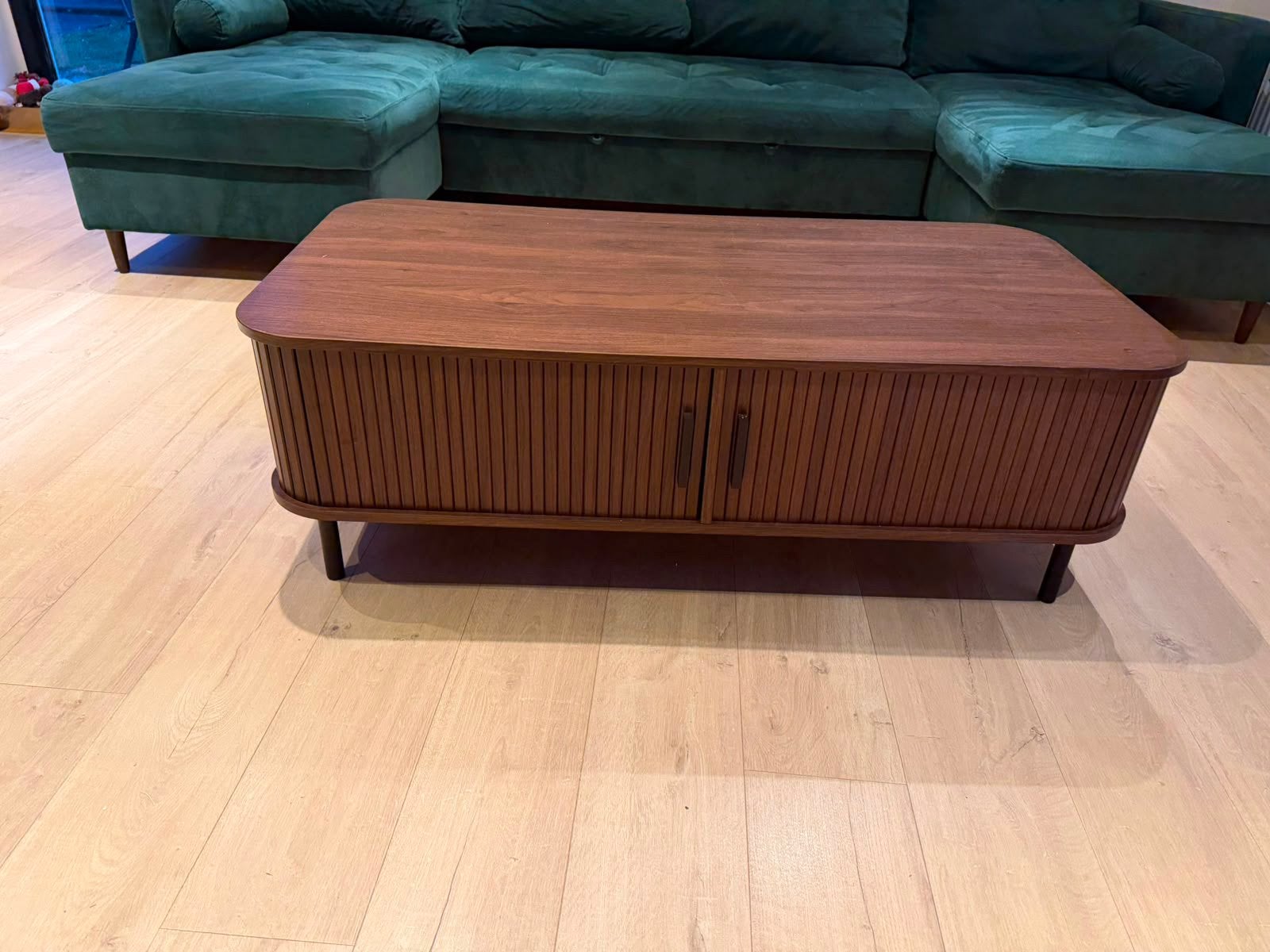 Table basse moderne en noyer brun avec portes coulissantes, Enlèvement, Comme neuf