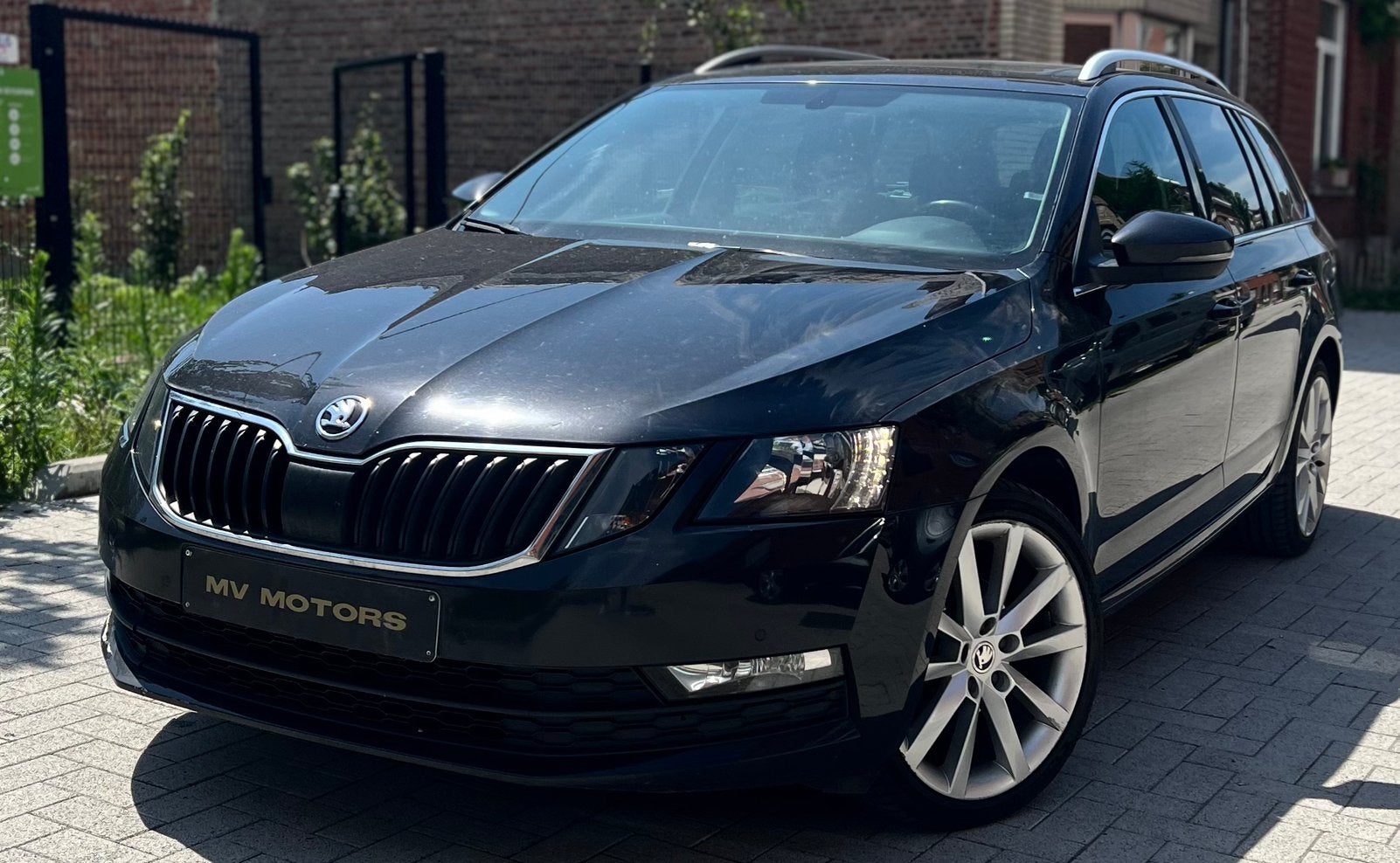Škoda Octavia Combi 1.6 TDI/DSG/PANO DAK/eerste eigenaar!, Auto's, Automaat, Dealer onderhouden, Zwart, Bedrijf