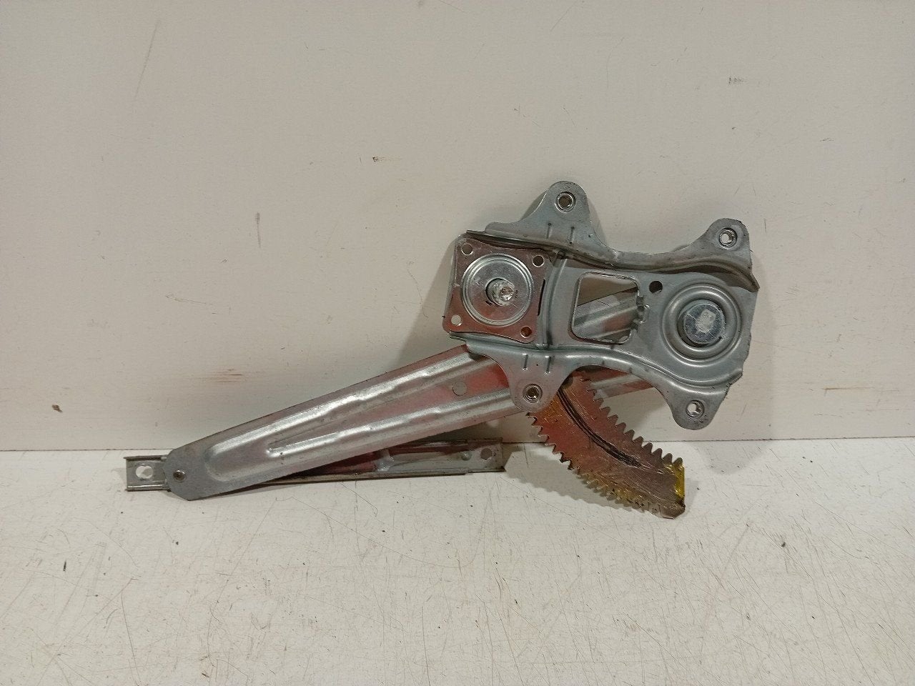 Raammechaniek links achter Nissan Micra, Onderdelen@venauto.nl, Van der Ven Autorecycling B.V., Ettenseweg 76, 4706 PB Roosendaal, The Netherlands